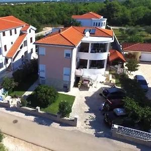 Jannine Apartmán